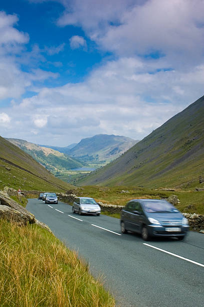 vorgelegten über mountain pass - motoring stock-fotos und bilder