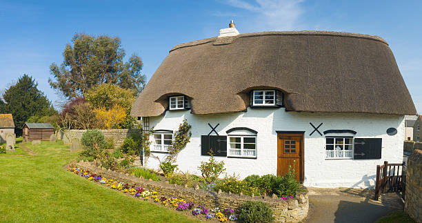 idílico cabaña de paja - thatched roof fotografías e imágenes de stock