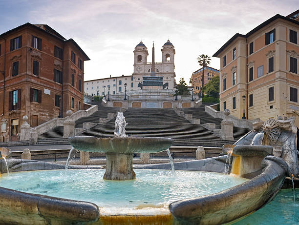 les marches de la place d'espagne, rome - piazza di spagna spanish steps church trinita dei monti photos et images de collection