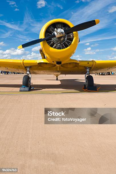 Jasny Żółty Płaszczyzny - zdjęcia stockowe i więcej obrazów Cywil - Cywil, Inżynieria, Transport lotniczy