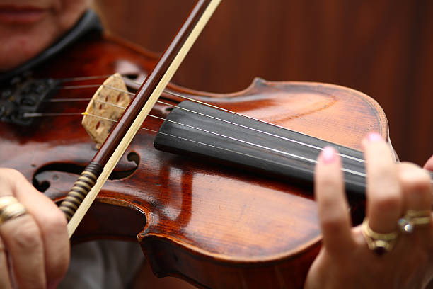 a tocar violino - violin women violinist music imagens e fotografias de stock