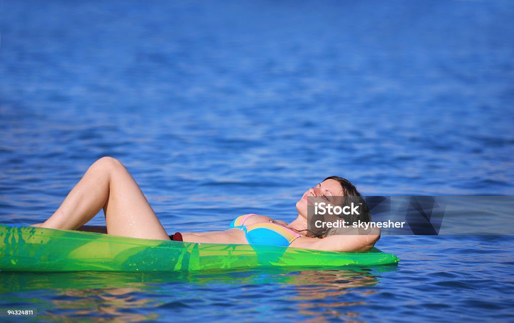 Linda garota relaxante na água - Foto de stock de Piscina royalty-free