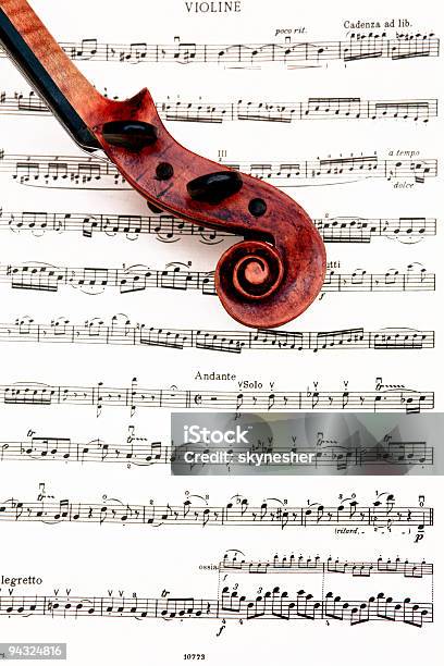 Scorrere Di Un Vecchio Violino - Fotografie stock e altre immagini di Romanticismo - Concetto - Romanticismo - Concetto, Spartito, Armonia