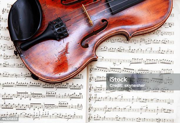 バイオリンを演奏クラシックなシート - 楽譜のストックフォトや画像を多数ご用意 - 楽譜, 骨董品, オーケストラ