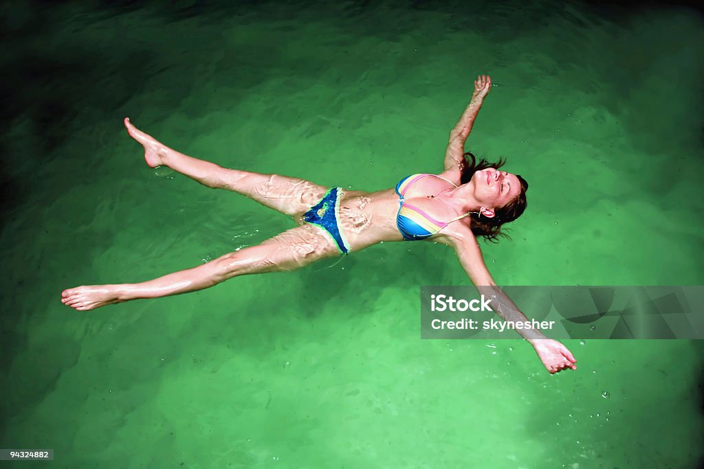 Chica relajante en healthly agua - Foto de stock de Acostado libre de derechos