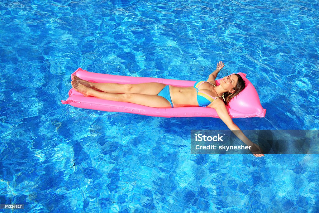 Mädchen auf lilo schwimmende im blauen pool - Lizenzfrei Schwimmbecken Stock-Foto