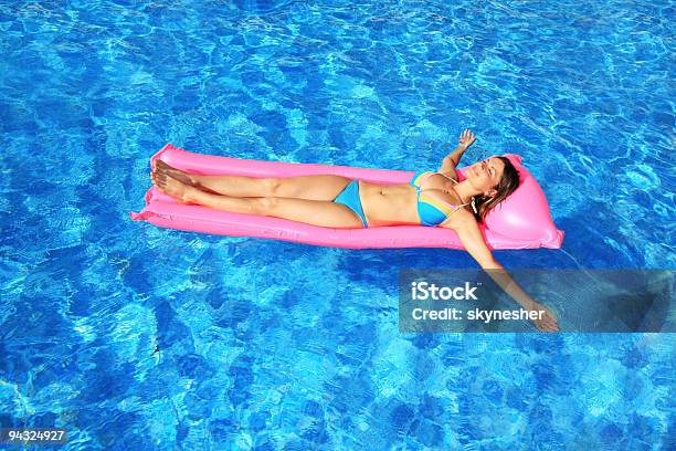 Mädchen Auf Lilo Schwimmende Im Blauen Pool Stockfoto und mehr Bilder von Schwimmbecken - Schwimmbecken, Attraktive Frau, Auf dem Wasser treiben