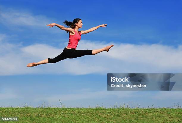 Большие Прыжки На Луг — стоковые фотографии и другие картинки Большой - Большой, Прыгать, Женщины
