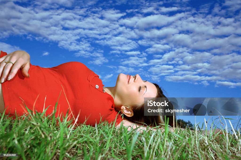 Joven hermosa Chica relajante en prado - Foto de stock de Acostado libre de derechos