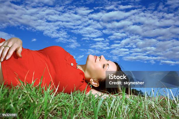 Joven Hermosa Chica Relajante En Prado Foto de stock y más banco de imágenes de Acostado - Acostado, Actividad de fin de semana, Adulto