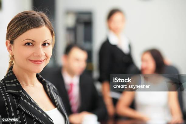 Foto de Mulher De Negócios Em Um Ambiente De Escritório e mais fotos de stock de Felicidade - Felicidade, Perícia, Teleconferência