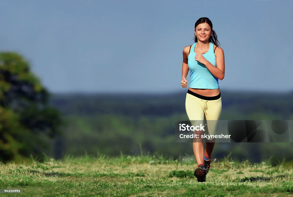 Niña corriendo en el prado - Foto de stock de Actividades recreativas libre de derechos