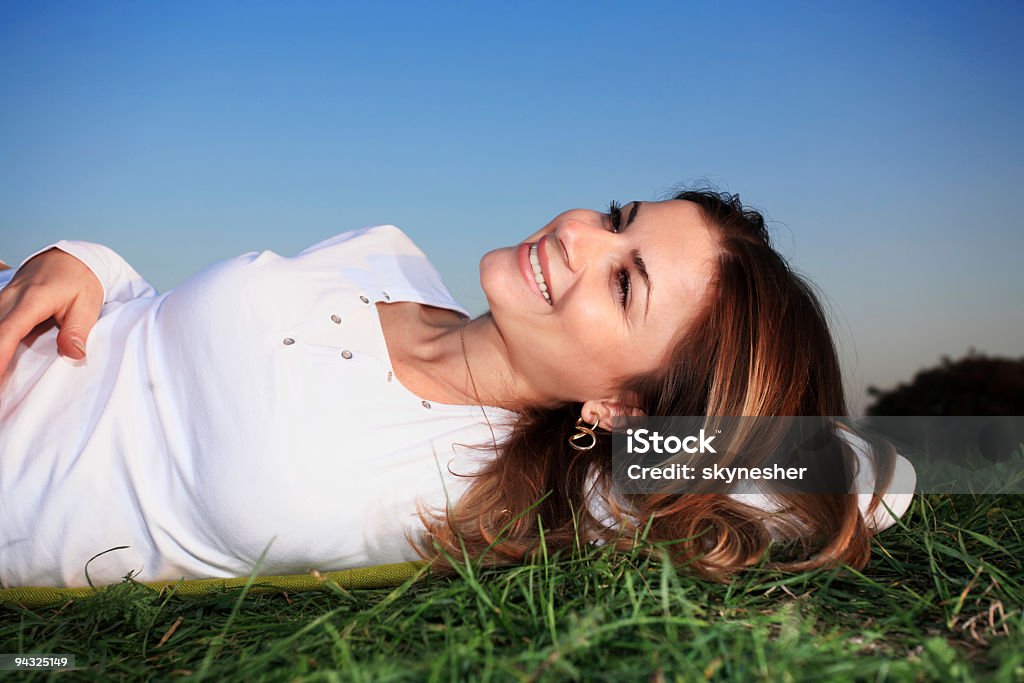 Chica relajante en prado - Foto de stock de Acostado libre de derechos