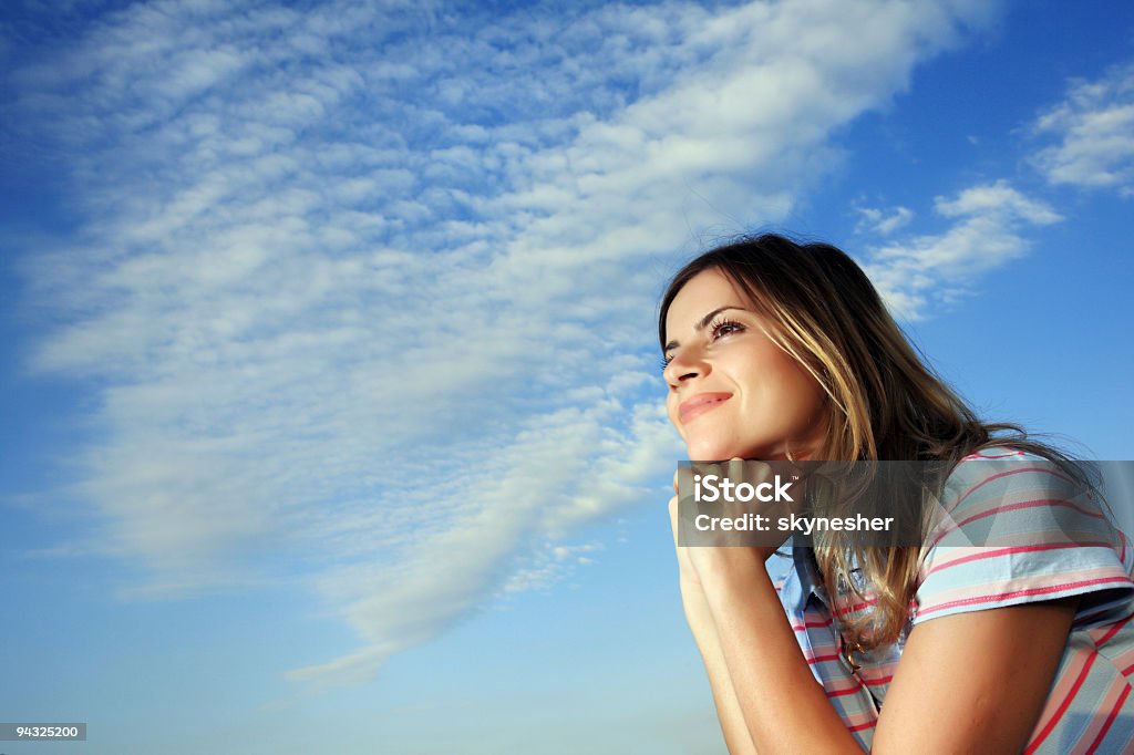 Belle fille dans ciel bleu - Photo de Adulte libre de droits