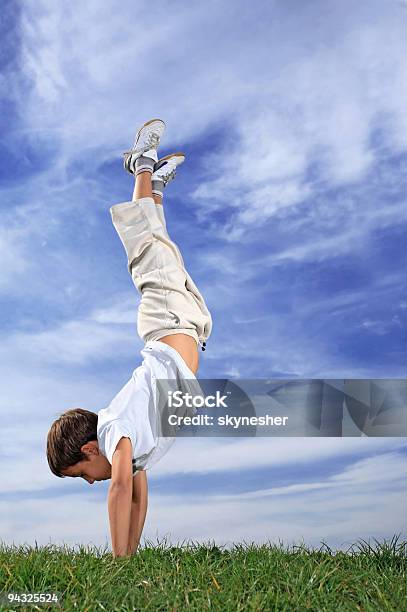 Chłopiec Ćwiczyć Na Łąka - zdjęcia stockowe i więcej obrazów Aktywny tryb życia - Aktywny tryb życia, Chmura, Chłopcy