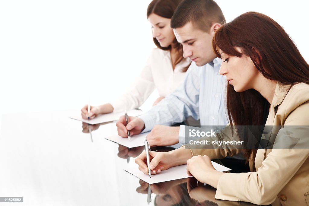 Equipe de negócios escrevendo em papel - Foto de stock de Adulto royalty-free