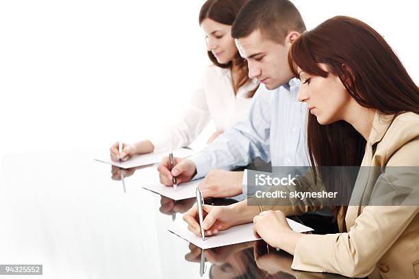 Foto de Equipe De Negócios Escrevendo Em Papel e mais fotos de stock de Adulto - Adulto, Apresentação - Discurso, Autoconfiança