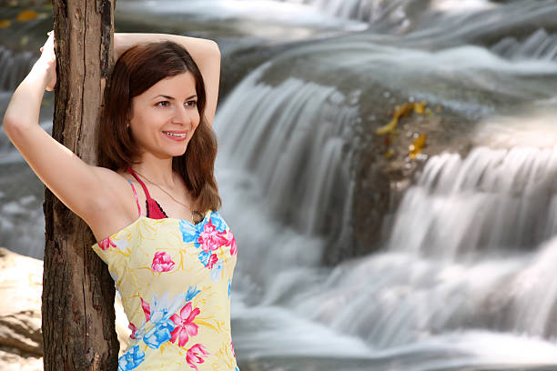 여자아이 입석 대한 폭포 - boise waterfall nature erawan 뉴스 사진 이미지