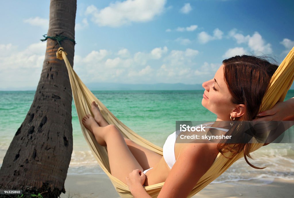 Kobieta relaksujący w hamaku - Zbiór zdjęć royalty-free (Biały)