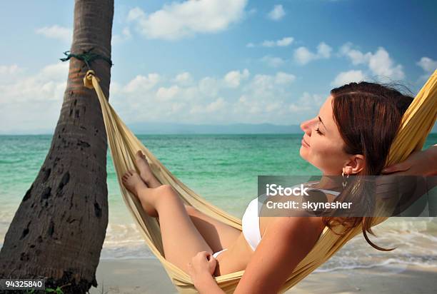 Kobieta Relaksujący W Hamaku - zdjęcia stockowe i więcej obrazów Biały - Biały, Bikini, Brzeg wody