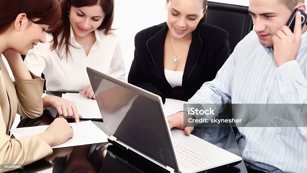 Equipe de negócios, trabalhando com um laptop - Foto de stock de Adulto royalty-free