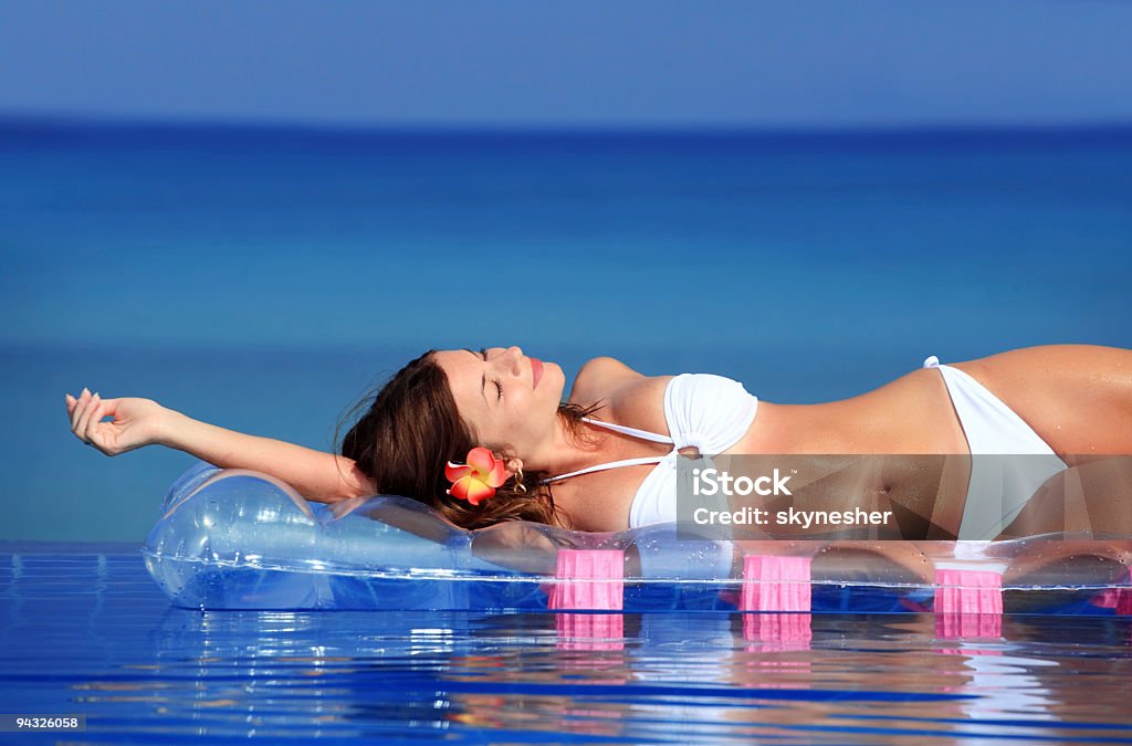 Relaxamento na piscina. - Foto de stock de Adulto royalty-free