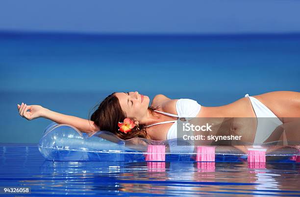 Foto de Relaxamento Na Piscina e mais fotos de stock de Adulto - Adulto, Azul, Beleza