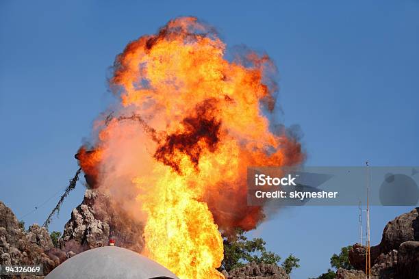 Foto de Explosão De Montanha e mais fotos de stock de Bombardeamento - Bombardeamento, Explodir, Bomba