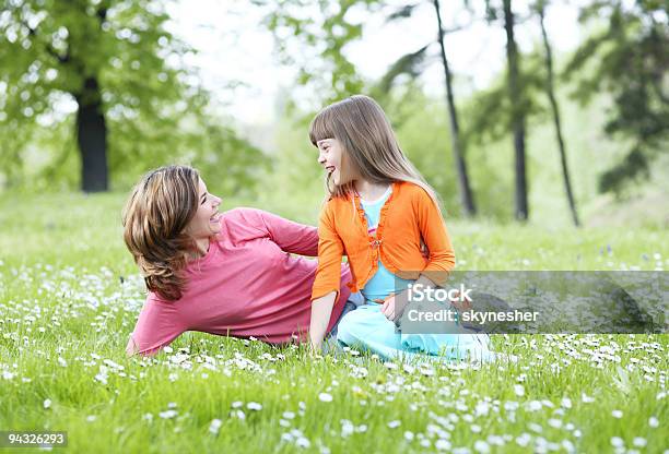 Madre Con Su Hija Foto de stock y más banco de imágenes de Abrazar - Abrazar, Actividades recreativas, Adulto