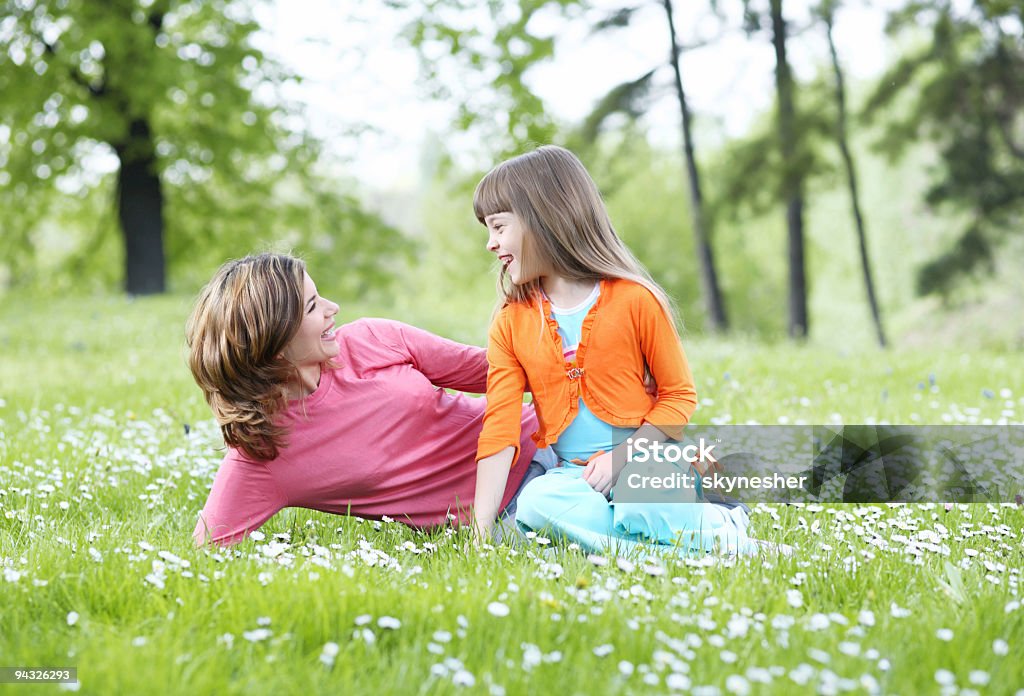 Madre con sua figlia. - Foto stock royalty-free di Abbracciare una persona