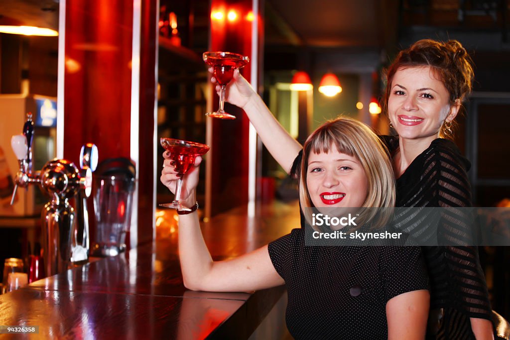Duas mulher sorridente na barra. - Royalty-free Adulto Foto de stock