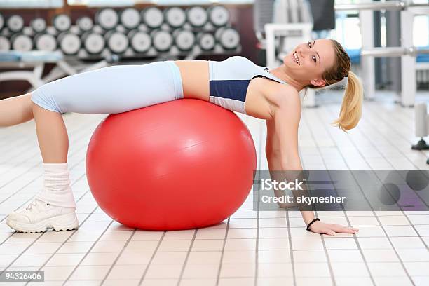 Lächelnd Mädchen Machen Fitness Stockfoto und mehr Bilder von Aerobic - Aerobic, Attraktive Frau, Berühren