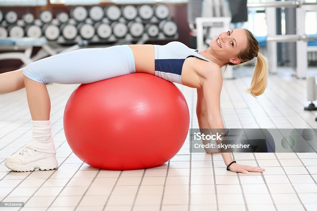 Sorridente ragazza facendo fitness. - Foto stock royalty-free di Addome umano