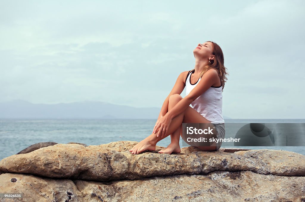 Menina sentada no pedras. - Royalty-free Mulheres Foto de stock