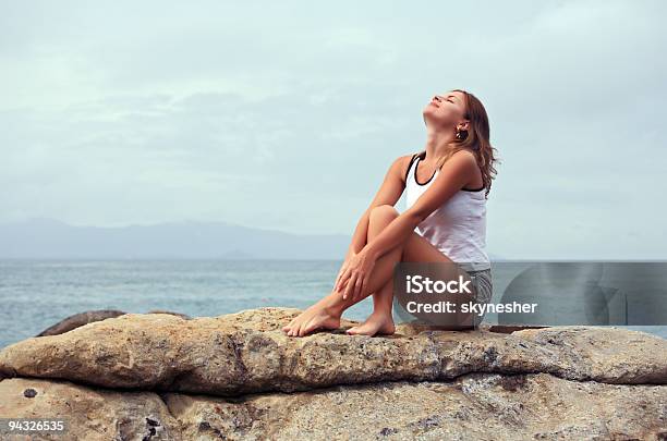 Menina Sentada No Pedras - Fotografias de stock e mais imagens de Mulheres - Mulheres, Natureza, Só Uma Mulher