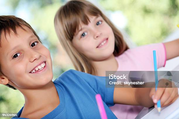 Sonriendo Escolares De Premios Una Imagen Foto de stock y más banco de imágenes de Aprender - Aprender, Felicidad, Niño