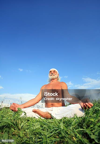 Foto de Velho Homem Fazendo Meditação Na Meadow e mais fotos de stock de Adulto - Adulto, Azul, Céu - Fenômeno natural