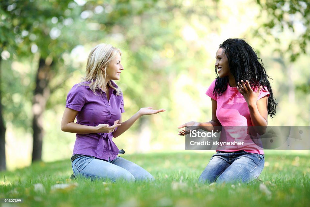 Duas jovens mulheres sorridentes falar. - Foto de stock de Adulto royalty-free