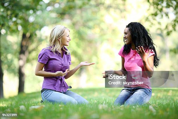 Foto de Duas Jovens Mulheres Sorridentes Falar e mais fotos de stock de Adulto - Adulto, Amizade, Amizade feminina