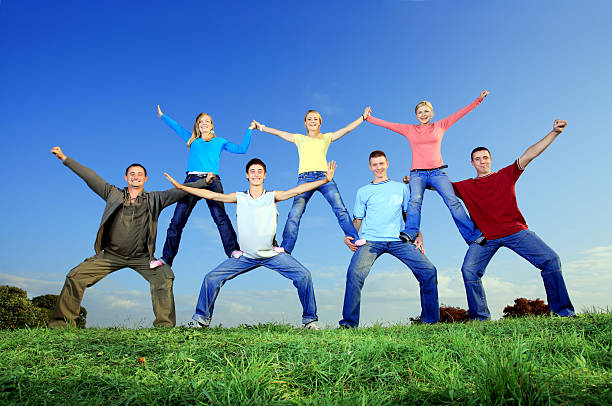 pyramide de jeunes. - acrobatic activity photos et images de collection