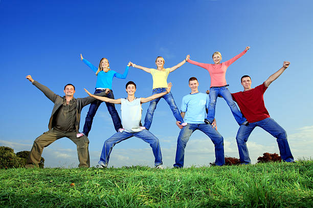 piramida-młodych ludzi. - acrobatic activity zdjęcia i obrazy z banku zdjęć