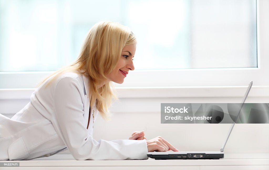 Schöne Frau mit laptop in Ihrem Zuhause. - Lizenzfrei Berufliche Beschäftigung Stock-Foto