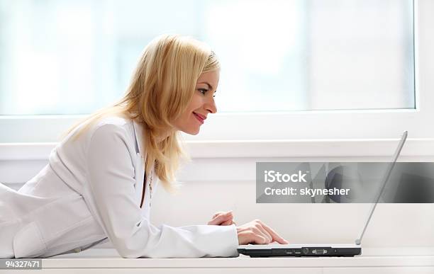 Schöne Frau Mit Laptop In Ihrem Zuhause Stockfoto und mehr Bilder von Berufliche Beschäftigung - Berufliche Beschäftigung, Blondes Haar, Büro