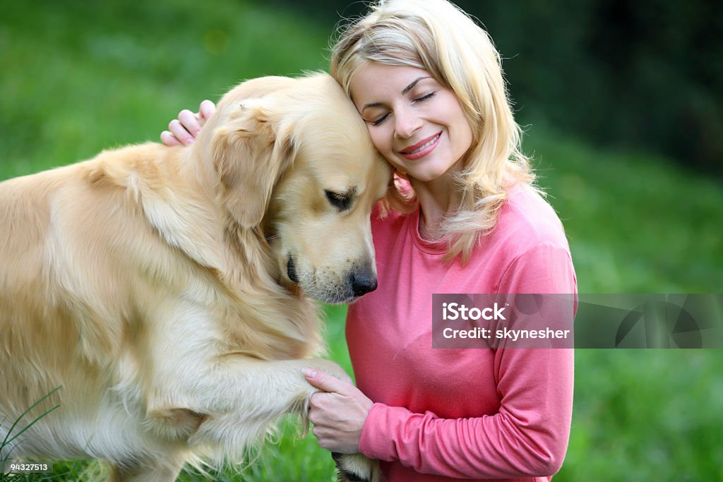 Ragazza con cane. - Foto stock royalty-free di Abbracciare una persona