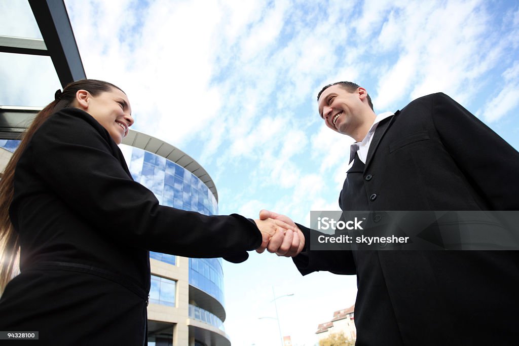 Dois empresários agitando as mãos. - Royalty-free Acordo Foto de stock