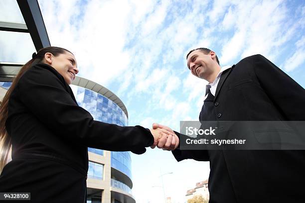 Dois Empresários Agitando As Mãos - Fotografias de stock e mais imagens de Acordo - Acordo, Adulto, Ao Ar Livre