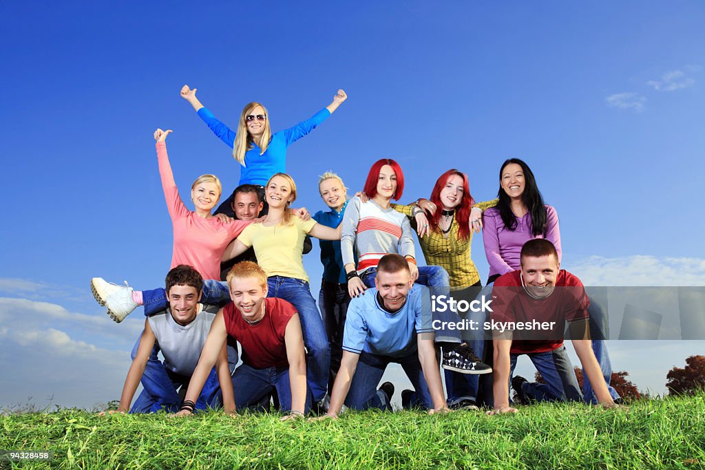 Grande grupo de pessoas felizes funning ao ar livre. - Foto de stock de Adolescente royalty-free