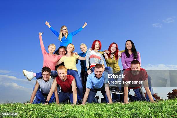 Foto de Grande Grupo De Pessoas Felizes Funning Ao Ar Livre e mais fotos de stock de Adolescente