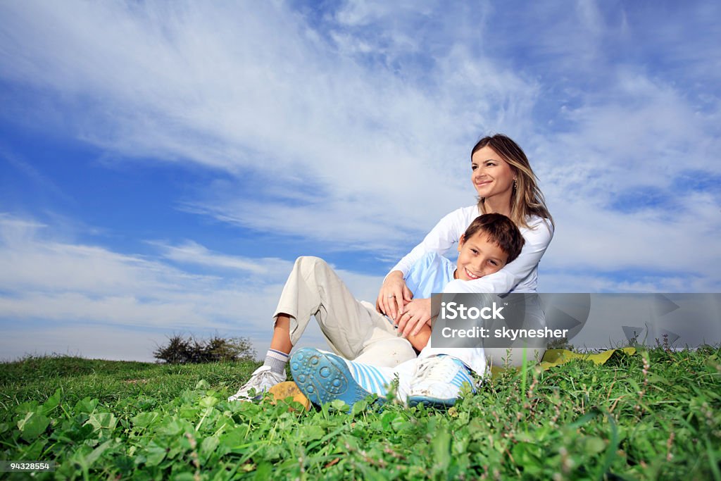 Mãe com filho de descanso. - Foto de stock de Abraçar royalty-free