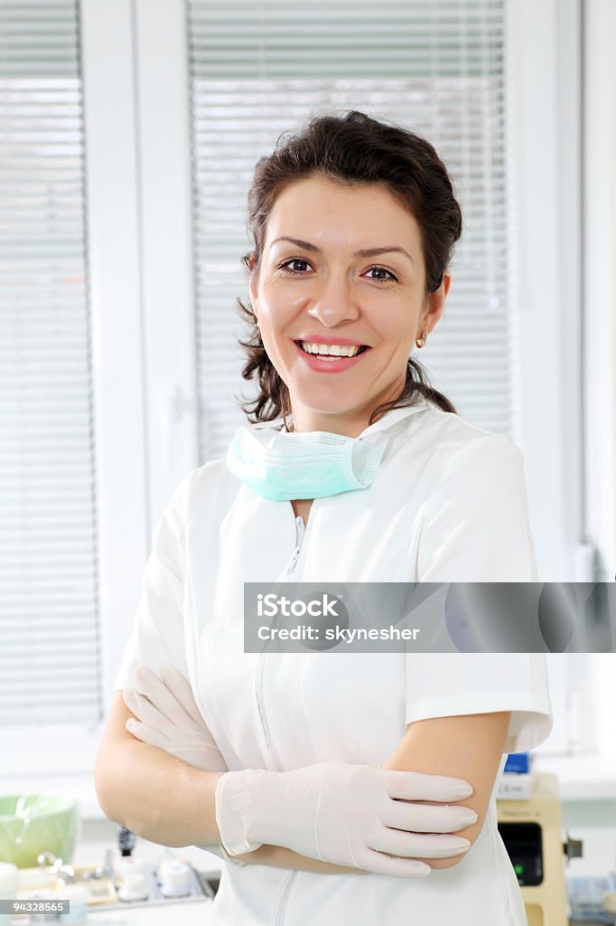 Uśmiechnięta kobieta dentysty. - Zbiór zdjęć royalty-free (Biały)